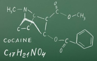 Kara tahtaya çizilen kokainin kimyasal yapısal formülü