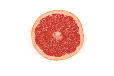 Beyaza izole edilmiş mükemmel rötuşlanmış greyfurt. Yüksek çözünürlüklü. Tam alan derinliği.