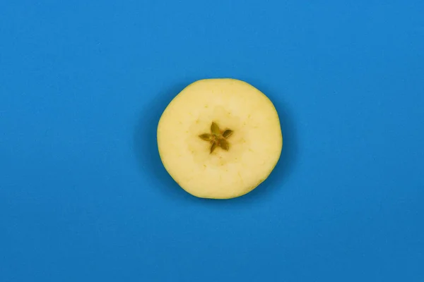 Κίτρινο Μήλο Απομονωμένο Στο Μπλε Φωτογραφία Υψηλής Ανάλυσης Πλήρες Βάθος — Φωτογραφία Αρχείου