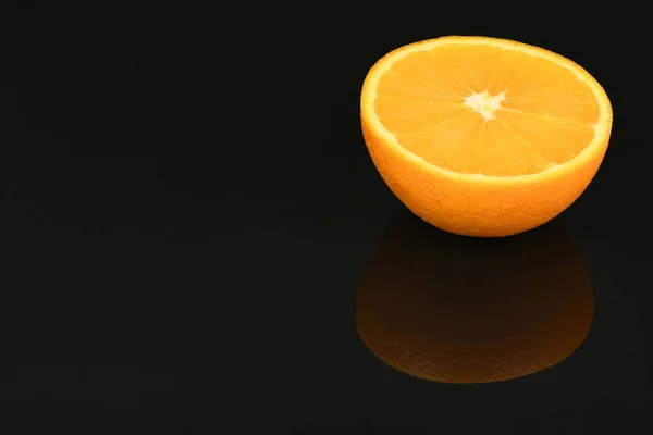 Parfaitement Retouché Orange Isolé Sur Fond Noir Acrylique Photo Haute — Photo