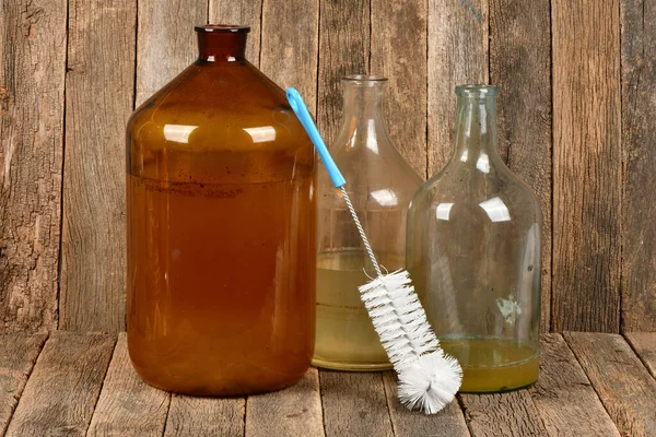 Drahtbürste Zum Reinigen Von Flaschen Isoliert Auf Dunklem Holzhintergrund Foto — Stockfoto