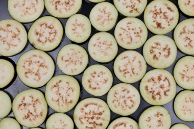 Olgun sulu patlıcan. Siyah arka planda patlıcanı dilimle. Yüksek çözünürlüklü. Tam alan derinliği.