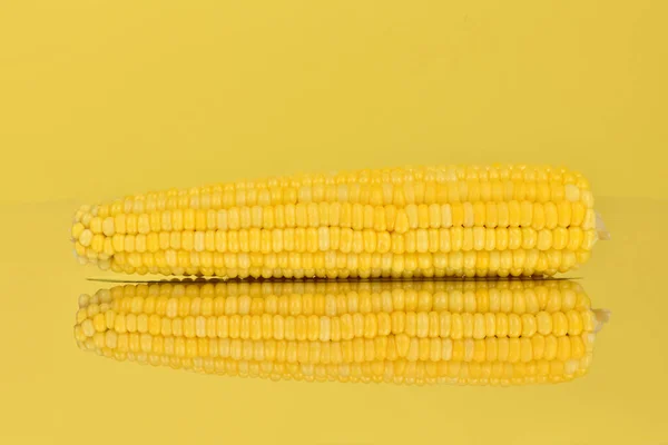 Sweet Corn Boiled Corn Isolated Mirror Background High Resolution Photo — Stock Photo, Image