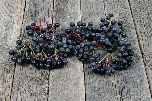 Větvička Zralými Bobulemi Aronia Melanocarpa Black Chokeberry Tmavém Dřevěném Pozadí — Stock fotografie