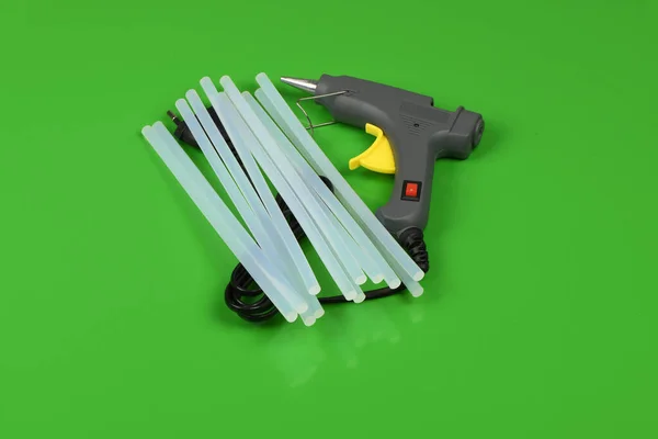 Elektrisk Hot Limpistol Med Limstift Isolerad Grön Bakgrund Högupplöst Foto — Stockfoto