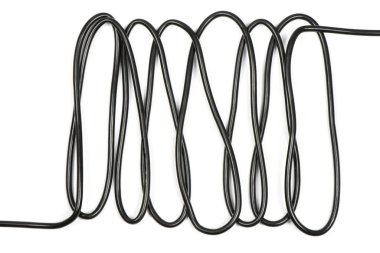 Siyah kablo beyaz arka planda soyutlanmış. Yüksek çözünürlüklü. Tam alan derinliği.