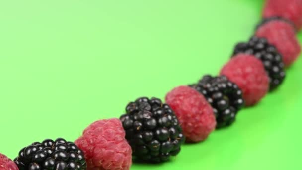 覆盆子和黑莓在绿色背景下交替生长 从左下角到右上角的运动 侧视图 循环运动 轮转360 Uhd视频3840X2160 — 图库视频影像