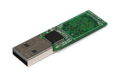 Parçalanmış flaş bellek beyaz bir arkaplanda. Yüksek çözünürlüklü. Tam alan derinliği.