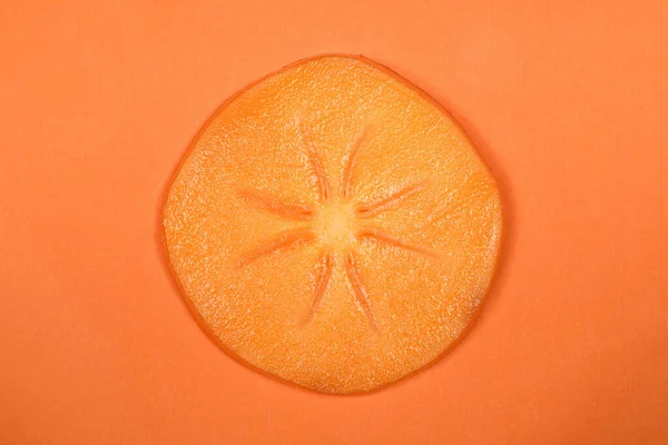 オレンジ熟した柿 柿の実 オレンジの果物のスライスが切り取られます 高解像度写真 場の深さ — ストック写真