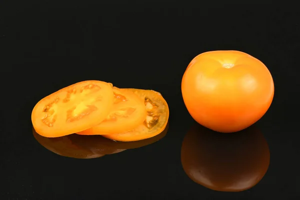 Tomat Kuning Terisolasi Cermin Hitam Foto Beresolusi Tinggi Kedalaman Penuh — Stok Foto