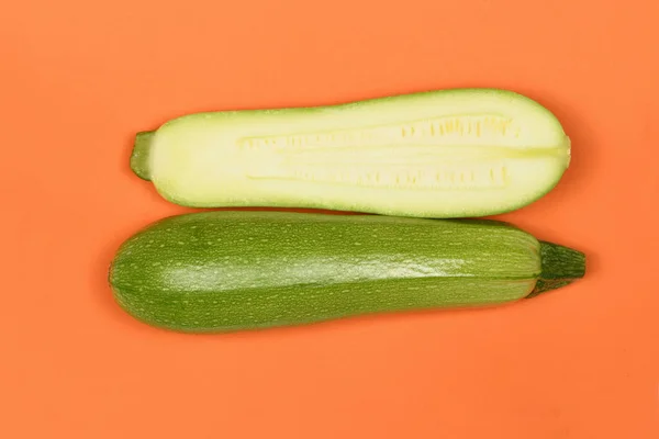 Zucchine Perfettamente Ritoccate Isolate Sull Arancia Foto Alta Risoluzione Profondità — Foto Stock