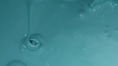 Güzel bir dereye mavi kalın boya dökülüyor. Üst Manzara. 4K UHD video görüntüsü 3840X2160.