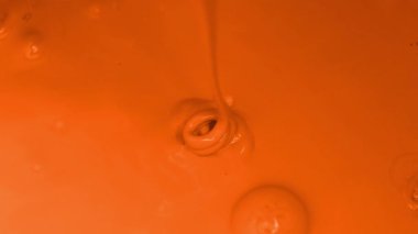Portakal rengi kalın boya güzel bir dereye dökülür. Üst Manzara. 4K UHD video görüntüsü 3840X2160.