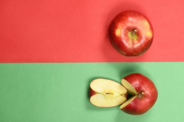 Elmadan yapılmış yaratıcı bir düzen. Yüksek çözünürlüklü. Tam alan derinliği.