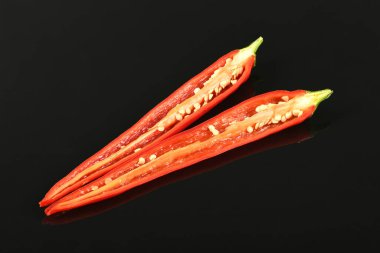 Kırmızı biber siyah arka planda izole edilmiş. Yüksek çözünürlüklü. Tam alan derinliği.