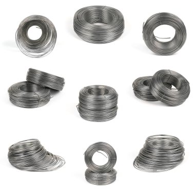 Beyaz arka planda duran dokuz bobin galvanize kablo. Yüksek çözünürlüklü. Tam alan derinliği.