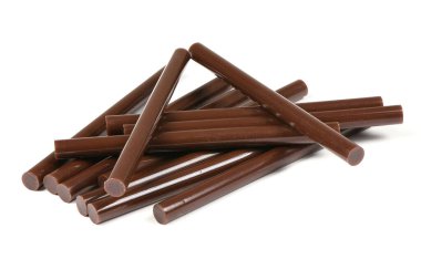 Tutkal tabancası için kahverengi silikon çubuklar beyaza izole edilmiş. Yüksek çözünürlüklü. Tam alan derinliği.