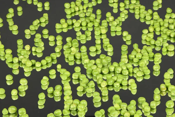 Grünes Nasses Rohes Erbsengemüse Auf Spiegelgrund Foto Hoher Auflösung Volle — Stockfoto