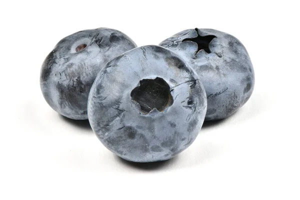 蓝莓成熟可口 被白色背景隔离 高分辨率照片 实地的全部深度 — 图库照片