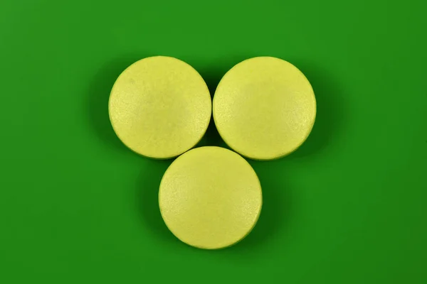 Gyógyszerészeti Tabletták Gyógyszerek Emberek Egészségére Betegségek Gyógyítására Sárga Tabletta Zöld — Stock Fotó