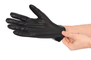 Beyaz arka planda siyah deri eldiven giyen adam, yakın plan. Yan görüş. Yüksek çözünürlüklü. Tam alan derinliği.