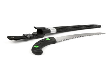 Katlanan bahçe testeresi beyaz bir arka planda, cep testeresi ile izole edilmiş. Yüksek çözünürlüklü. Tam alan derinliği.