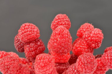 Ahududu olgun ve lezzetli. Beyaz arka planda izole edilmiş. Yüksek çözünürlüklü. Tam alan derinliği.