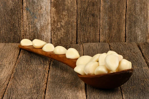 Montón Dientes Ajo Fresco Cuchara Madera Aislado Sobre Fondo Madera — Foto de Stock