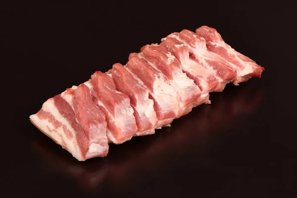 Porco Fresco Fatiado Pequenas Porções Bacon Cru Fundo Preto Foto — Fotografia de Stock