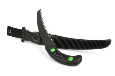 Katlanan bahçe testeresi beyaz bir arka planda, cep testeresi ile izole edilmiş. Yüksek çözünürlüklü. Tam alan derinliği.