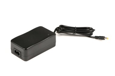 Beyaz arka planda dizüstü bilgisayar şarjı. Yan görüş. Yüksek çözünürlüklü. Tam alan derinliği.