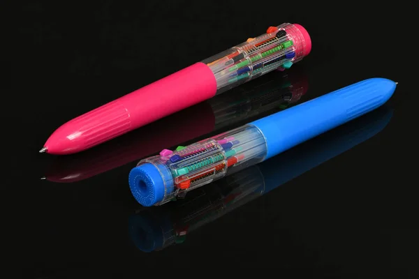 Roze Blauwe Veelkleurige Pen Geïsoleerd Zwarte Spiegelachtergrond Hoge Resolutie Foto — Stockfoto