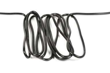 Siyah kablo beyaz arka planda soyutlanmış. Yüksek çözünürlüklü. Tam alan derinliği.