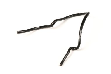 Beyaz arka planda izole edilmiş çeşitli şeylerde kullanılan siyah plastik tel kravat. Yüksek çözünürlüklü. Tam alan derinliği.