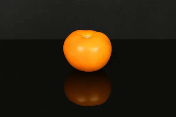 Gelbe Tomate Isoliert Auf Schwarzem Spiegel Foto Hoher Auflösung Volle — Stockfoto