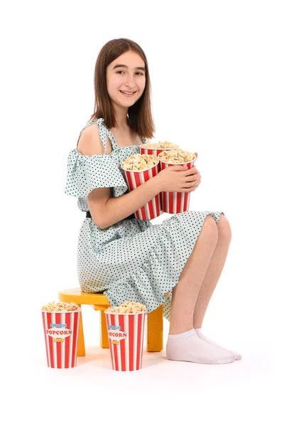 Dziewczyna Siedząca Podłodze Wiadrami Popcornu Odizolowany Biało Zdjęcie Wysokiej Rozdzielczości — Zdjęcie stockowe