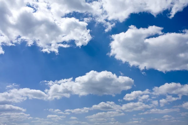 Lichte hemel in zomerweer — Stockfoto