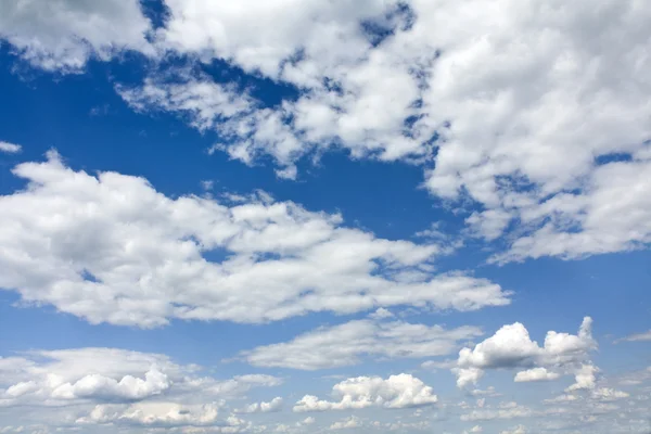 Cielo chiaro nel tempo estivo — Foto Stock