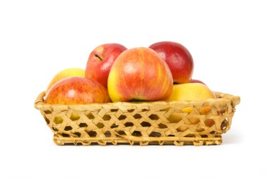 Sepette kırmızı elmalar