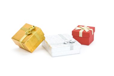 beyaz zemin üzerinde izole hediye