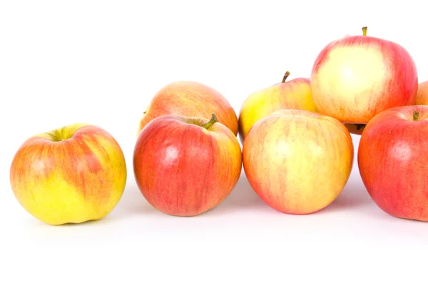 Czerwone jabłka w koszyku — Zdjęcie stockowe