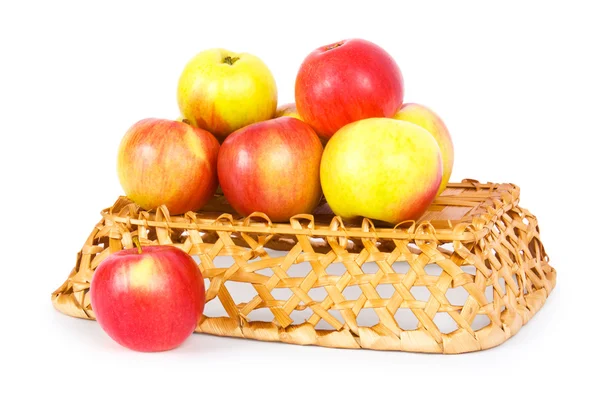 Красные яблоки в корзине — стоковое фото