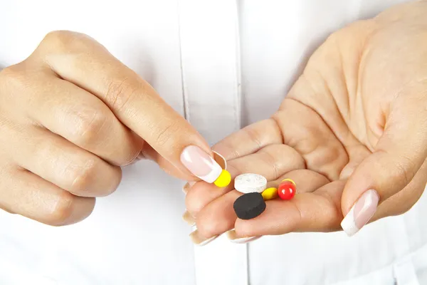 Pílulas em uma mão — Fotografia de Stock