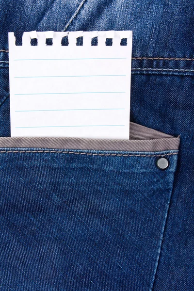 Papier in der Jeanstasche — Stockfoto