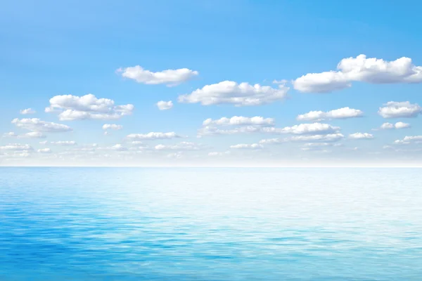 Modrá obloha, slunce a moře — Stock fotografie
