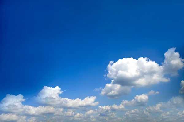 Light sky i sommarvädret — Stockfoto