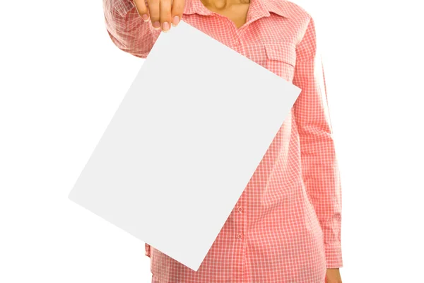 Ruka držící prázdný bílý papír — Stock fotografie