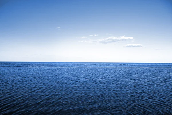 Mavi gök, güneş ve deniz