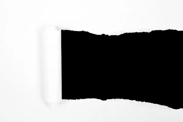 Kahverengi arka plana sahip siyah yırtık kağıt — Stok fotoğraf