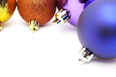 Beyaz arka planda izole edilmiş Noel topları